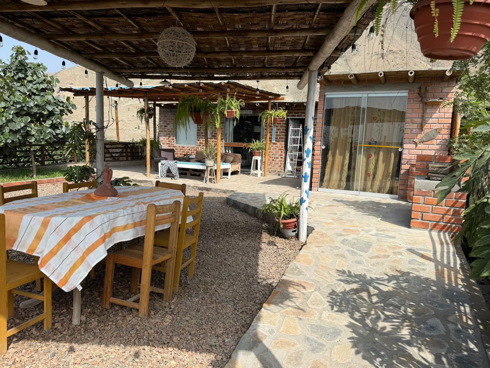 Cabaña 2 con cocina amplia y terraza cómoda