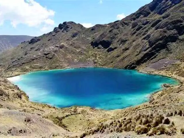 Laguna Azulcocha cerca de Amaymantas