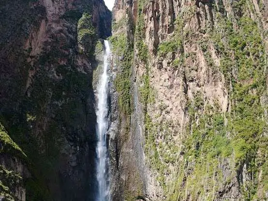 Cataratas de Curinpacchi cerca de Amaymantas